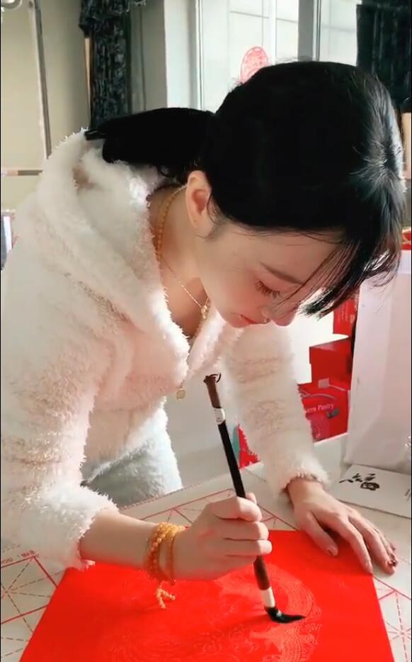 Lý Tiểu Lộ bị tố làm màu, sống ảo khi cố gắng trổ tài thư pháp nhưng cầm bút sai tư thế