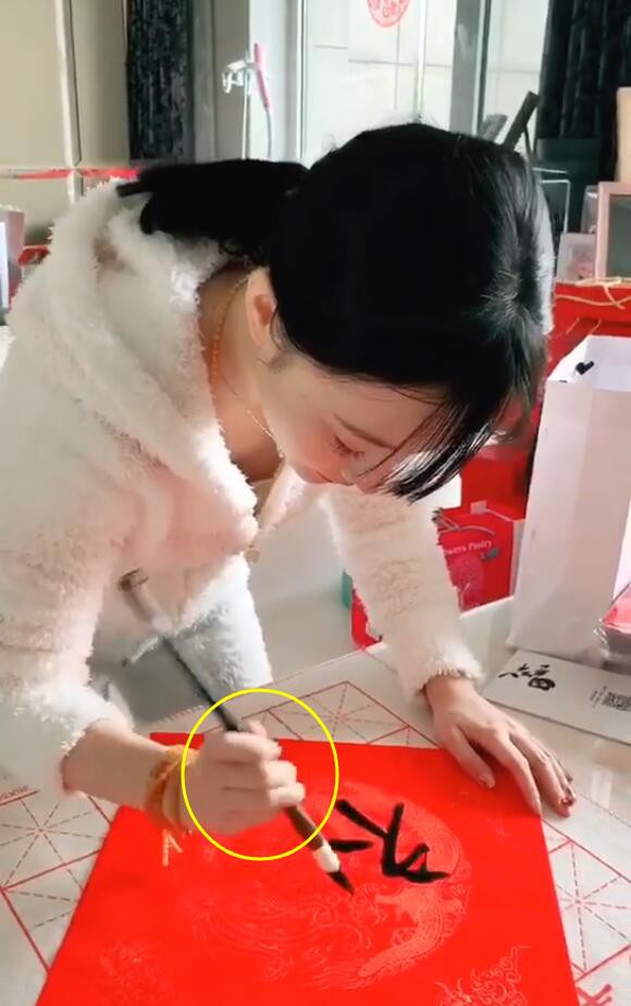 Lý Tiểu Lộ bị tố làm màu, sống ảo khi cố gắng trổ tài thư pháp nhưng cầm bút sai tư thế