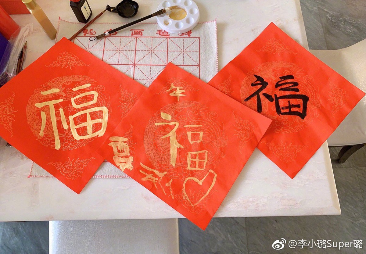 Lý Tiểu Lộ bị tố làm màu, sống ảo khi cố gắng trổ tài thư pháp nhưng cầm bút sai tư thế