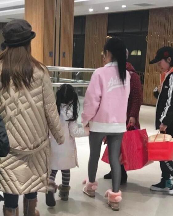 Lý Tiểu Lộ bị tố làm màu, sống ảo khi cố gắng trổ tài thư pháp nhưng cầm bút sai tư thế