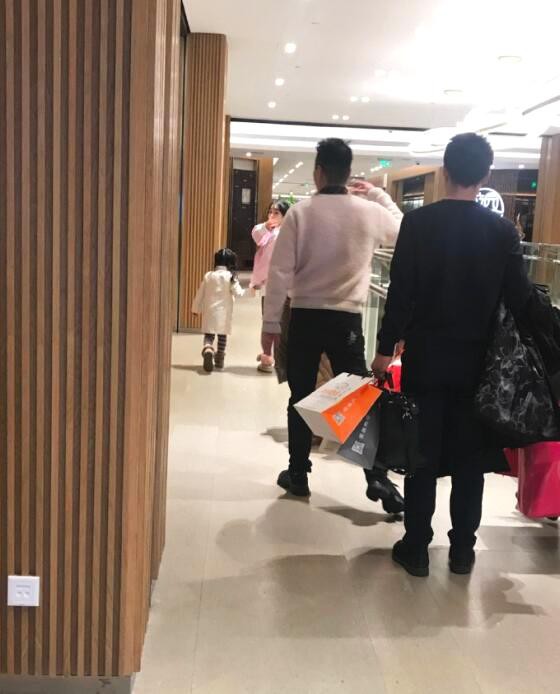 Lý Tiểu Lộ bị tố làm màu, sống ảo khi cố gắng trổ tài thư pháp nhưng cầm bút sai tư thế