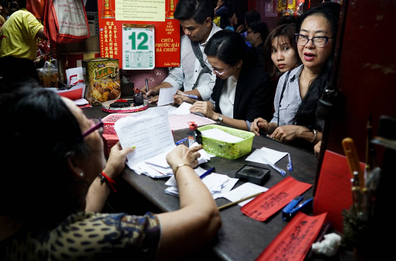 Hàng nghìn người chen nhau vía Ngọc hoàng ở Sài Gòn