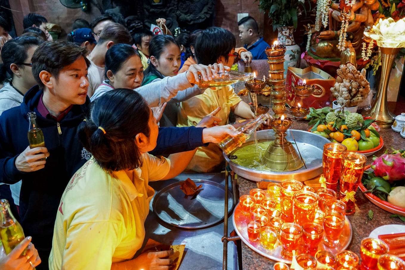 Hàng nghìn người chen nhau vía Ngọc hoàng ở Sài Gòn