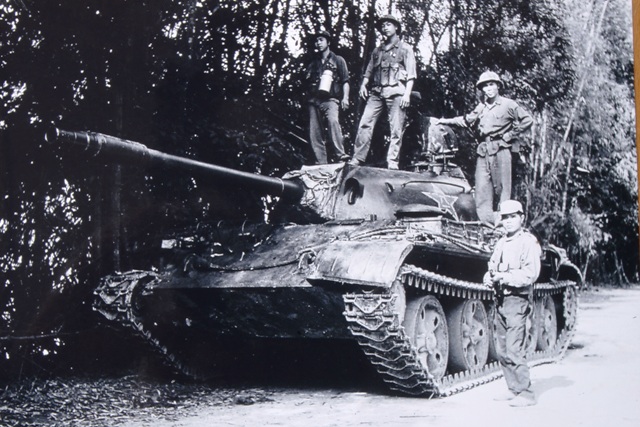 Ảnh độc từ cuộc chiến chống Trung Quốc và nước mắt người cầm máy