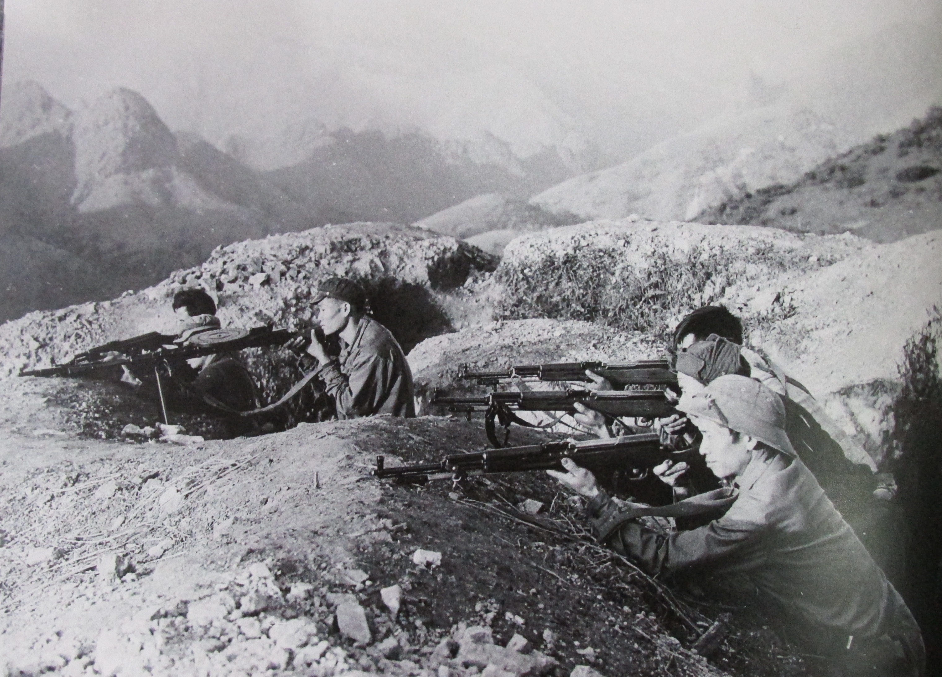 Ảnh độc từ cuộc chiến chống Trung Quốc và nước mắt người cầm máy