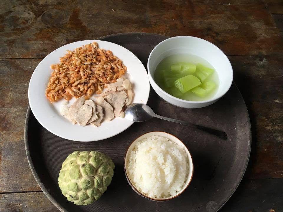 Tự hào khoe mâm cơm cữ ngon lành được chồng nấu, vợ trẻ bối rối khi cộng đồng mạng lại dành hết sự chú ý cho chi tiết này... Tự hào khoe mâm cơm cữ ngon lành được chồng nấu, vợ trẻ bối rối khi cộng đồng mạng lại dành hết sự chú ý cho chi tiết này...