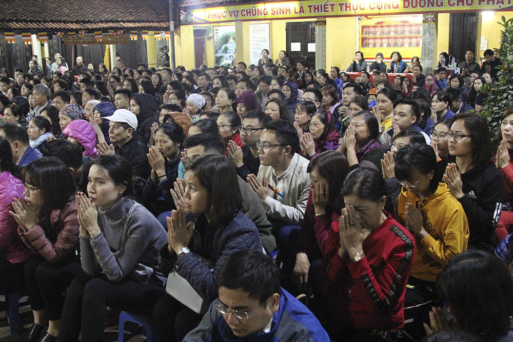 Sợ sao xấu, biển người tràn ra đường giải hạn ở chùa Phúc Khánh