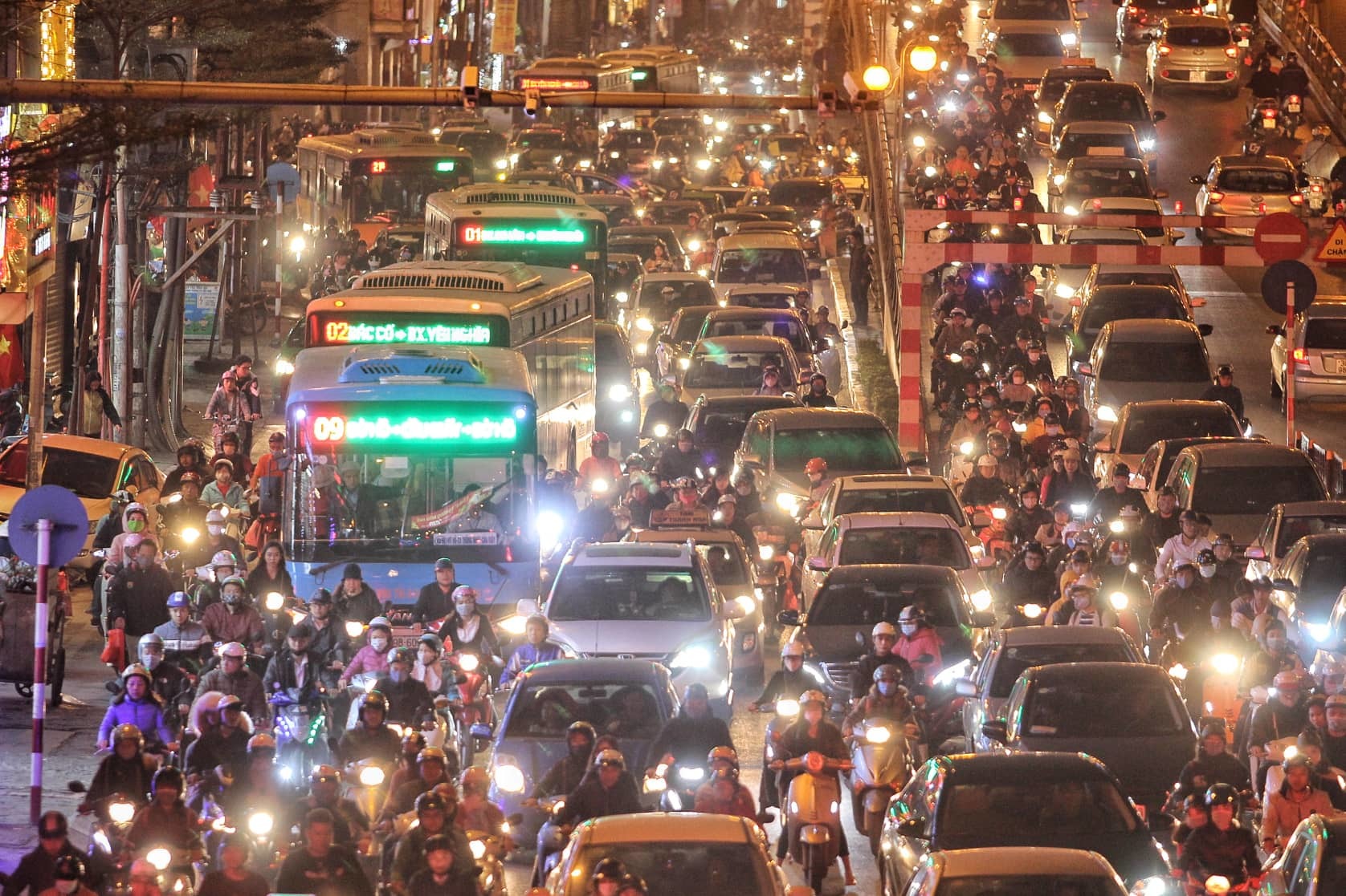 Sợ sao xấu, biển người tràn ra đường giải hạn ở chùa Phúc Khánh