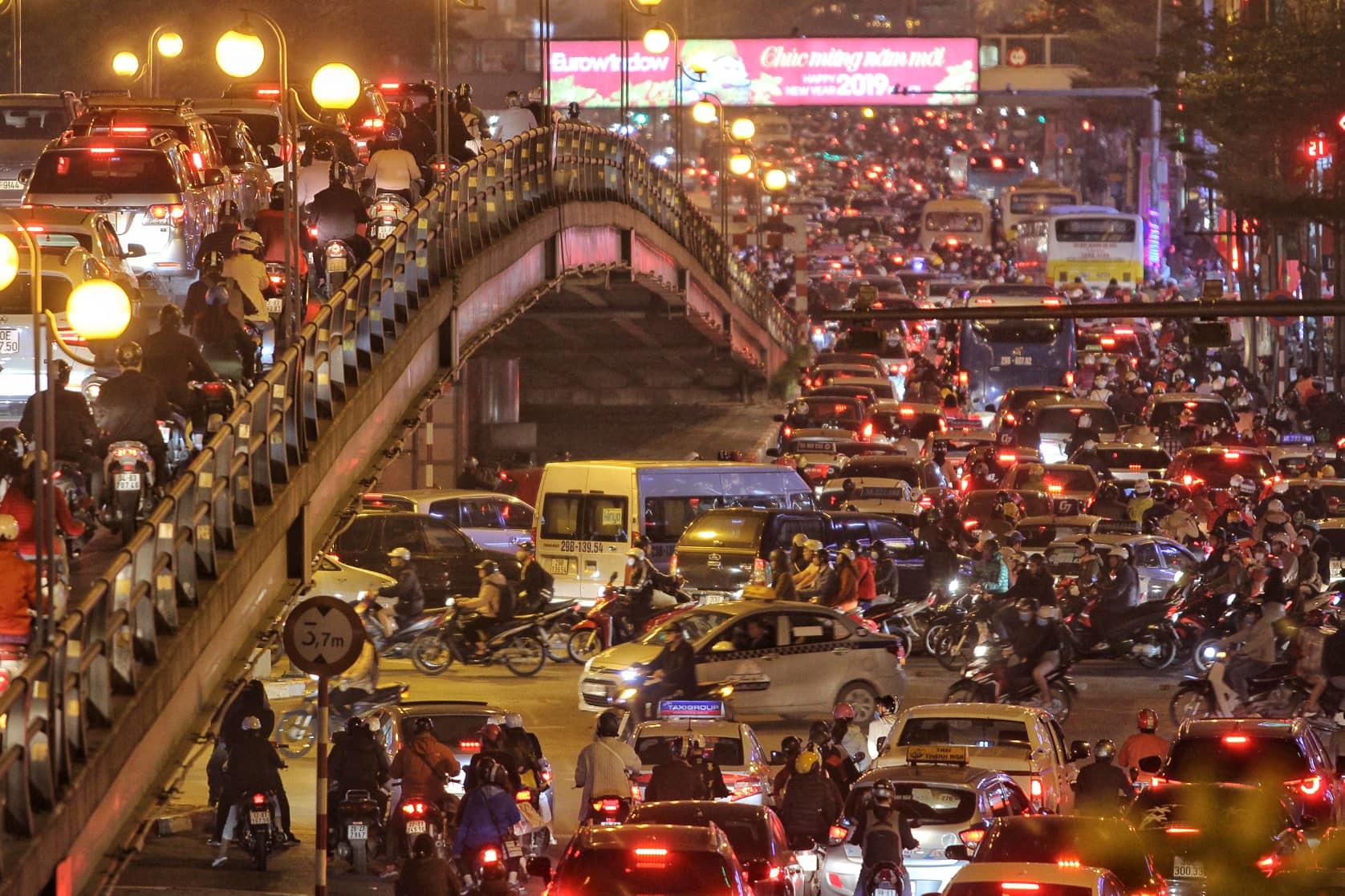 Sợ sao xấu, biển người tràn ra đường giải hạn ở chùa Phúc Khánh