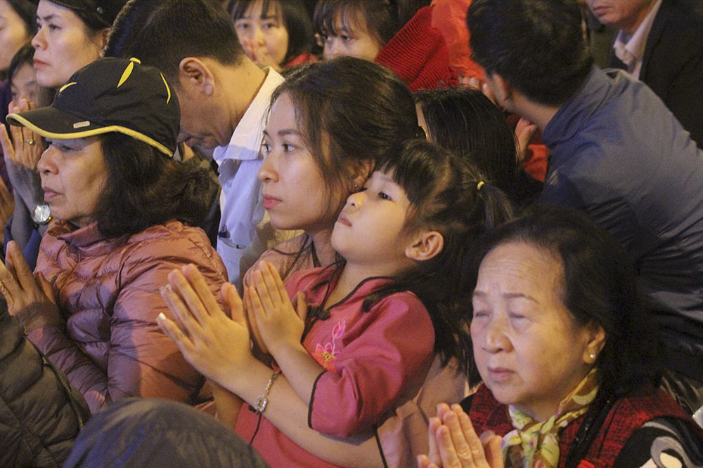 Sợ sao xấu, biển người tràn ra đường giải hạn ở chùa Phúc Khánh