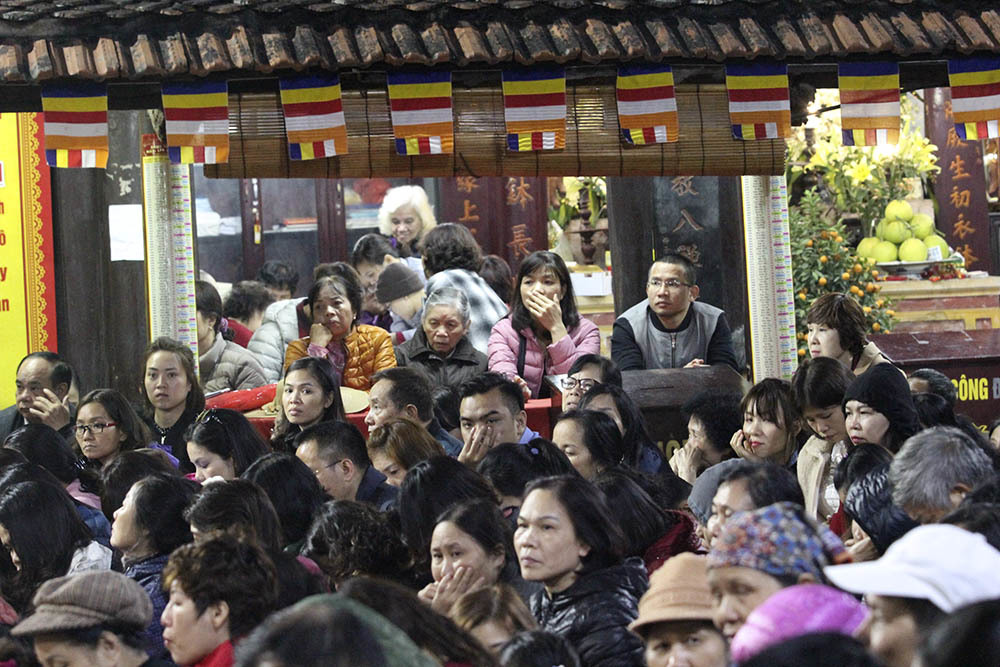 Sợ sao xấu, biển người tràn ra đường giải hạn ở chùa Phúc Khánh