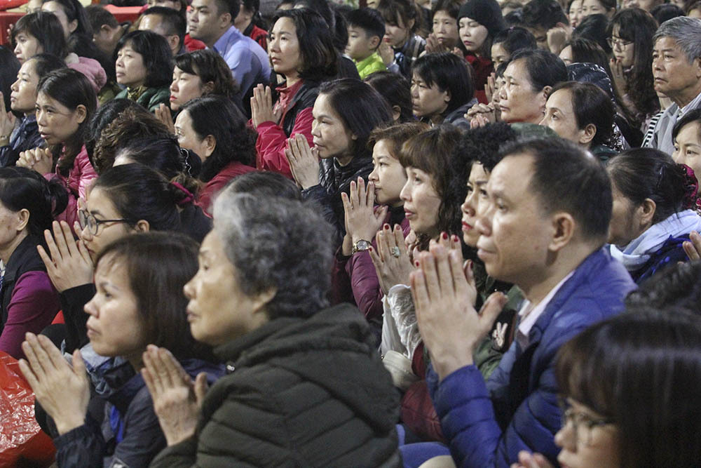 Sợ sao xấu, biển người tràn ra đường giải hạn ở chùa Phúc Khánh