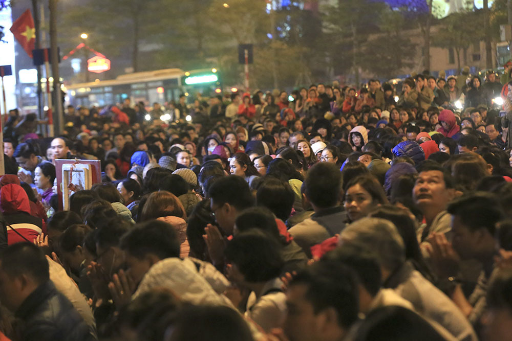 Sợ sao xấu, biển người tràn ra đường giải hạn ở chùa Phúc Khánh