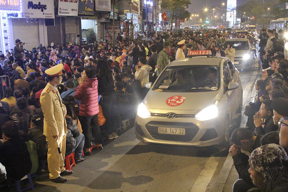 Sợ sao xấu, biển người tràn ra đường giải hạn ở chùa Phúc Khánh