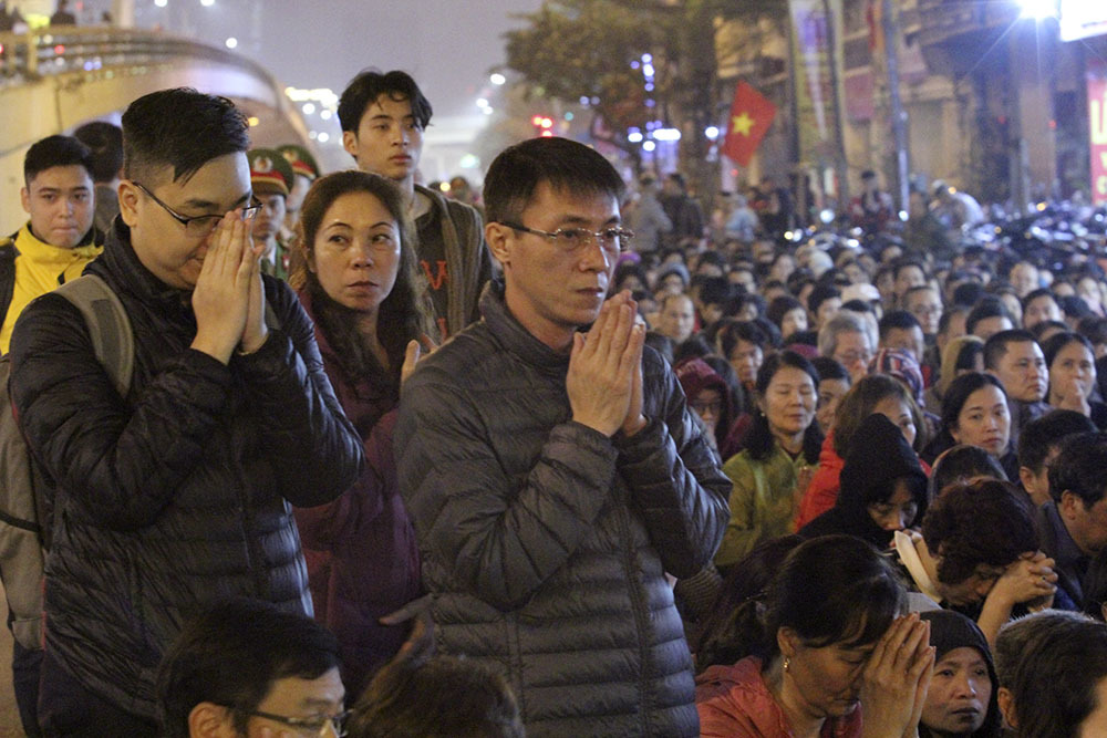 Sợ sao xấu, biển người tràn ra đường giải hạn ở chùa Phúc Khánh