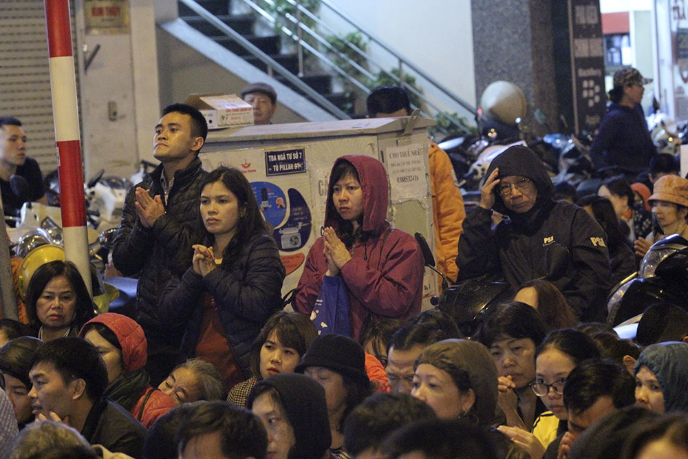 Sợ sao xấu, biển người tràn ra đường giải hạn ở chùa Phúc Khánh