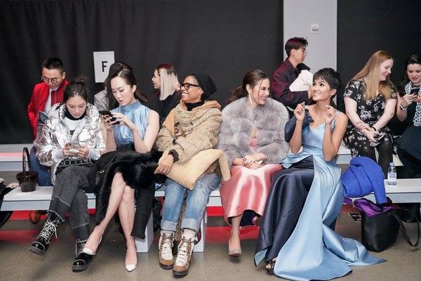 Fan phát sốt với màn đọ sắc hiếm hoi của 2 Hoa hậu đẹp nhất thế giới HHen Niê và Catriona Gray