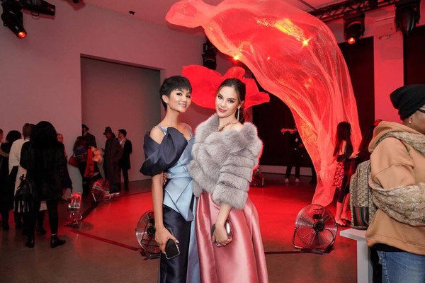 Fan phát sốt với màn đọ sắc hiếm hoi của 2 Hoa hậu đẹp nhất thế giới HHen Niê và Catriona Gray