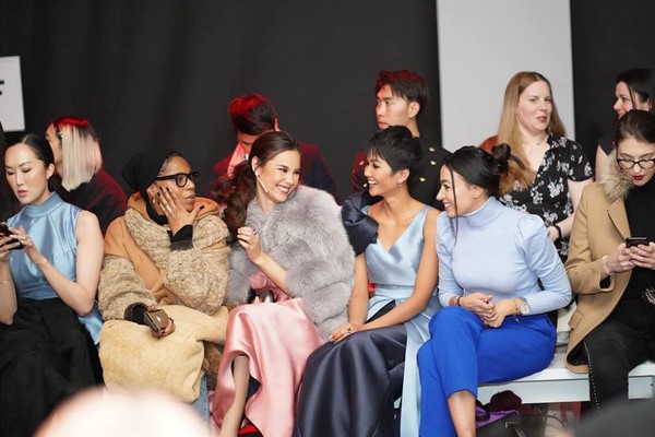 Fan phát sốt với màn đọ sắc hiếm hoi của 2 Hoa hậu đẹp nhất thế giới HHen Niê và Catriona Gray