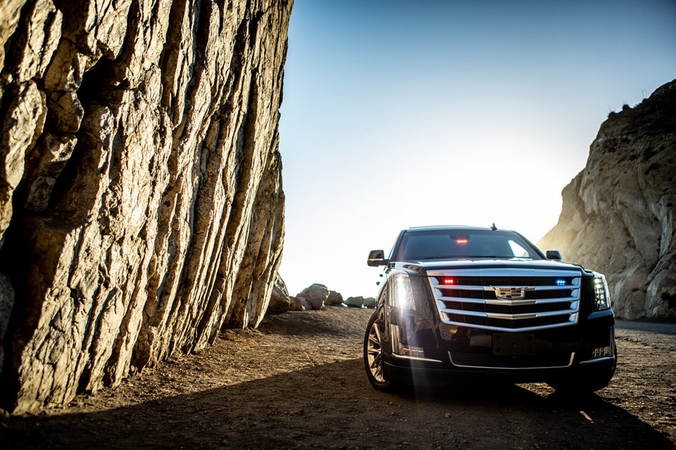 Pháo đài Cadillac Escalade gắn súng âm thanh, chống đạn xuyên giáp