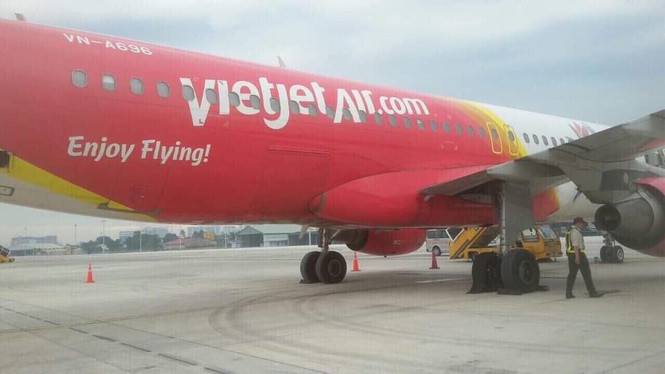 Vietjet lên tiếng về hình ảnh máy bay bị hư lốp sau khi hạ cánh xuống sân bay Tân Sơn Nhất: Đã tiến hành thay lốp ngay sau đó