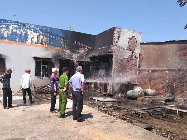 Lửa đỏ rực tại cây xăng, 2 người nhập viện