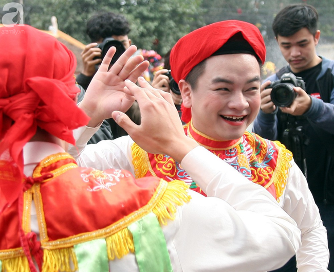 Video, ảnh: Trai làng đánh má hồng, tô son đỏ giả gái lả lơi múa điệu con đĩ đánh bồng giữa Hà Nội