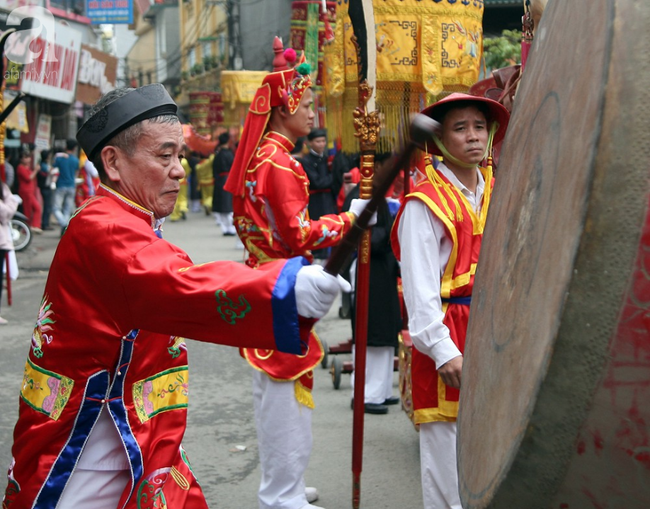 Video, ảnh: Trai làng đánh má hồng, tô son đỏ giả gái lả lơi múa điệu con đĩ đánh bồng giữa Hà Nội