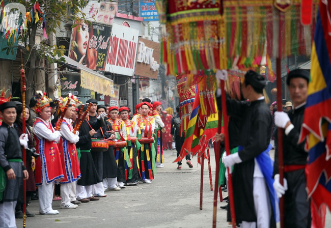 Video, ảnh: Trai làng đánh má hồng, tô son đỏ giả gái lả lơi múa điệu con đĩ đánh bồng giữa Hà Nội
