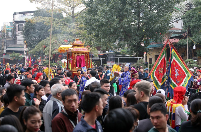 Video, ảnh: Trai làng đánh má hồng, tô son đỏ giả gái lả lơi múa điệu con đĩ đánh bồng giữa Hà Nội