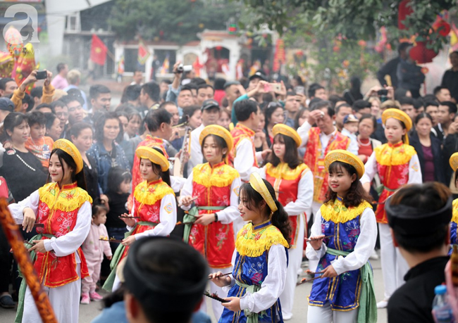 Video, ảnh: Trai làng đánh má hồng, tô son đỏ giả gái lả lơi múa điệu con đĩ đánh bồng giữa Hà Nội