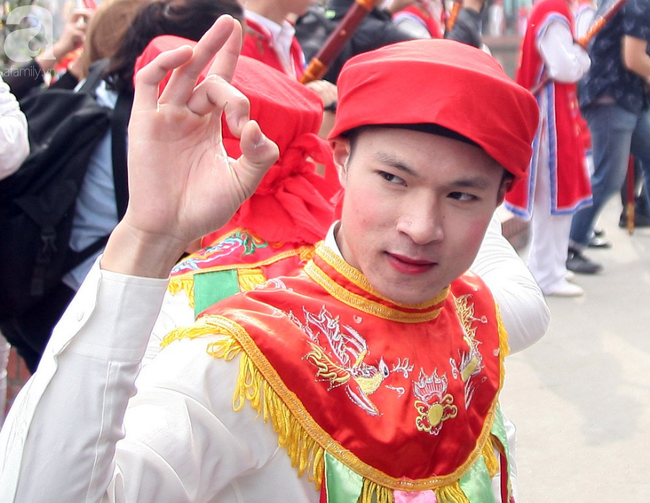 Video, ảnh: Trai làng đánh má hồng, tô son đỏ giả gái lả lơi múa điệu con đĩ đánh bồng giữa Hà Nội