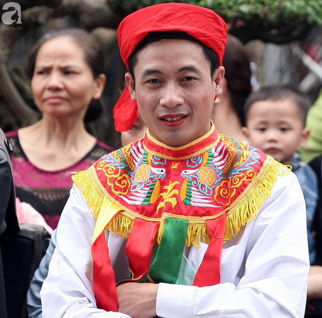 Video, ảnh: Trai làng đánh má hồng, tô son đỏ giả gái lả lơi múa điệu con đĩ đánh bồng giữa Hà Nội