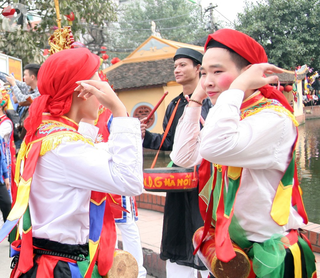 Video, ảnh: Trai làng đánh má hồng, tô son đỏ giả gái lả lơi múa điệu con đĩ đánh bồng giữa Hà Nội