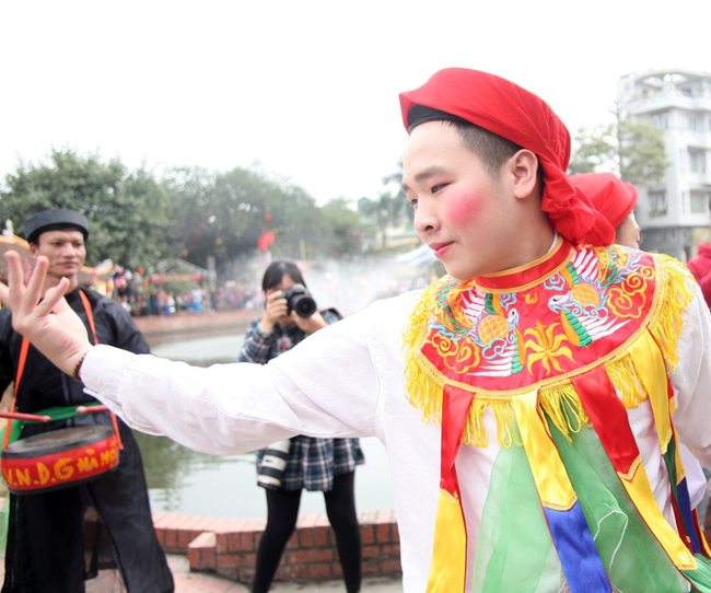 Video, ảnh: Trai làng đánh má hồng, tô son đỏ giả gái lả lơi múa điệu con đĩ đánh bồng giữa Hà Nội