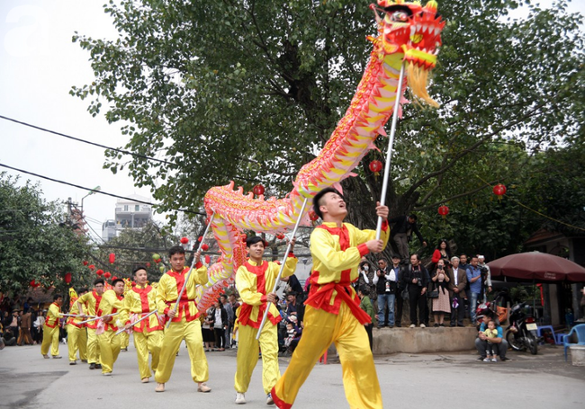 Video, ảnh: Trai làng đánh má hồng, tô son đỏ giả gái lả lơi múa điệu con đĩ đánh bồng giữa Hà Nội