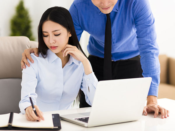 Ngày đầu đi làm, đồng nghiệp được lì xì 100 nghìn đồng, còn tôi được phong bao 2 triệu đồng, lý do rất đắng lòng!