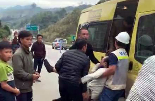 9 người nhập viện sau cú tông trực diện giữa xe khách và xe 7 chỗ