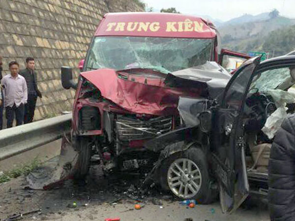 9 người nhập viện sau cú tông trực diện giữa xe khách và xe 7 chỗ