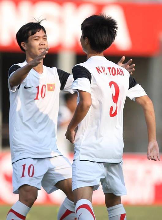 Văn Toàn đăng ảnh nghẹn ngào tiễn cậu bạn chung phòng từ năm 11 tuổi Công Phượng sang Hàn thi đấu