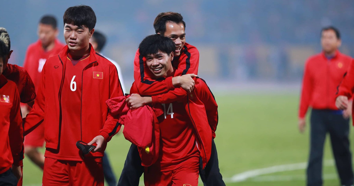 Văn Toàn đăng ảnh nghẹn ngào tiễn cậu bạn chung phòng từ năm 11 tuổi Công Phượng sang Hàn thi đấu