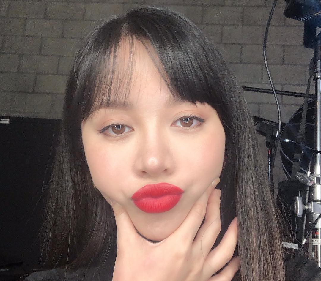 2 bí kíp makeup đơn giản nhưng max xinh của Michelle Phan: một kiểu sang chảnh, một kiểu hack tuổi cực hiệu quả