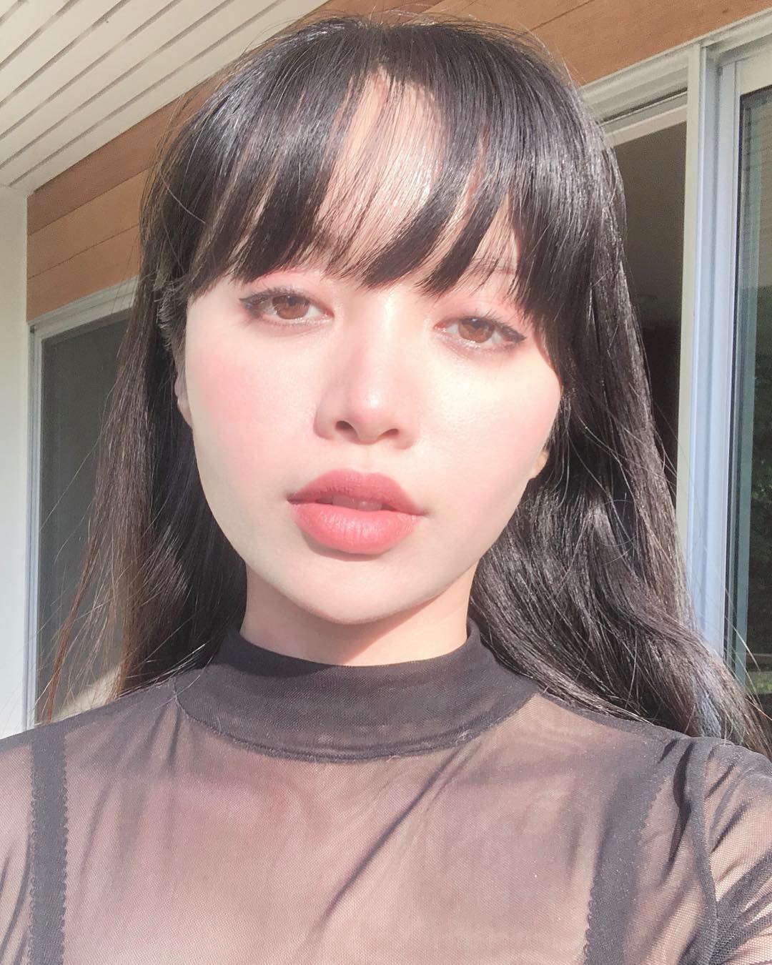 2 bí kíp makeup đơn giản nhưng max xinh của Michelle Phan: một kiểu sang chảnh, một kiểu hack tuổi cực hiệu quả