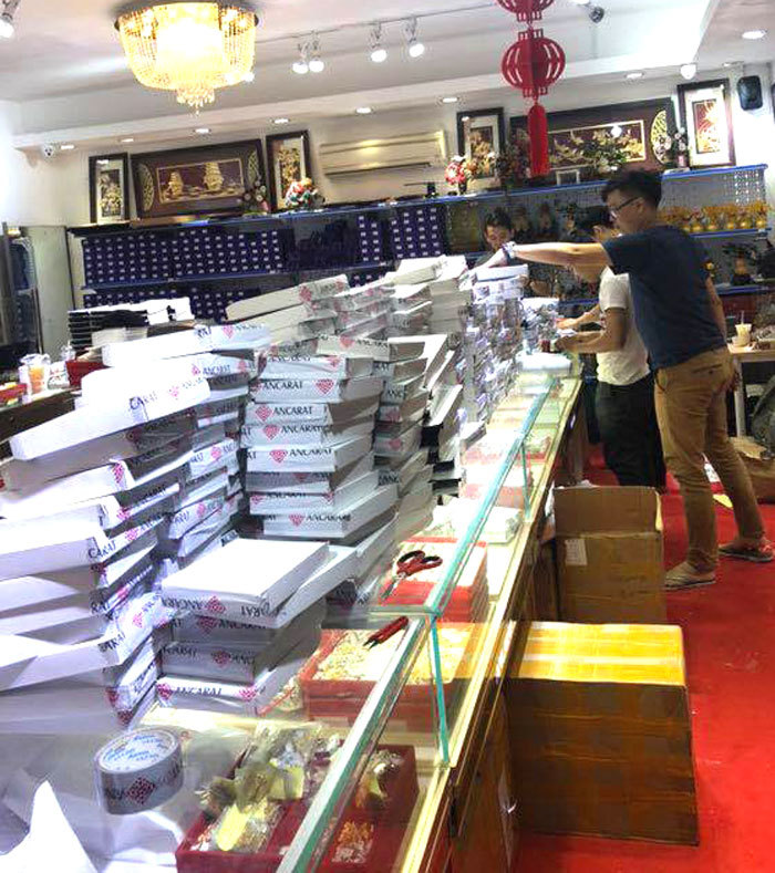 Ngày vía Thần Tài: Khiếp cảnh xếp hàng, nhân viên mỏi tay bán vàng online