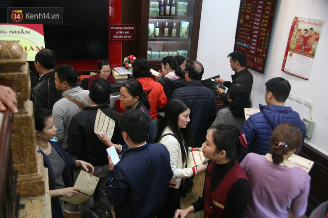 Chưa tới ngày vía Thần tài nhưng người dân đã đổ xô đi mua vàng, cửa tiệm phục vụ cả ghế nhựa cho khách đỡ mỏi chân Chưa tới ngày vía Thần tài nhưng người dân đã đổ xô đi mua vàng, cửa tiệm phục vụ cả ghế nhựa cho khách đỡ mỏi chân