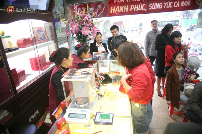 Chưa tới ngày vía Thần tài nhưng người dân đã đổ xô đi mua vàng, cửa tiệm phục vụ cả ghế nhựa cho khách đỡ mỏi chân Chưa tới ngày vía Thần tài nhưng người dân đã đổ xô đi mua vàng, cửa tiệm phục vụ cả ghế nhựa cho khách đỡ mỏi chân