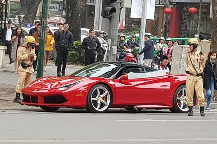 Cảnh sát Hà Nội tóm sống siêu xe Ferrari 488 GTB 15 tỷ
