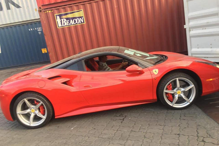 Cảnh sát Hà Nội tóm sống siêu xe Ferrari 488 GTB 15 tỷ