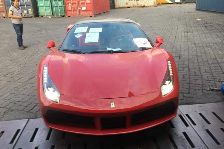 Cảnh sát Hà Nội tóm sống siêu xe Ferrari 488 GTB 15 tỷ