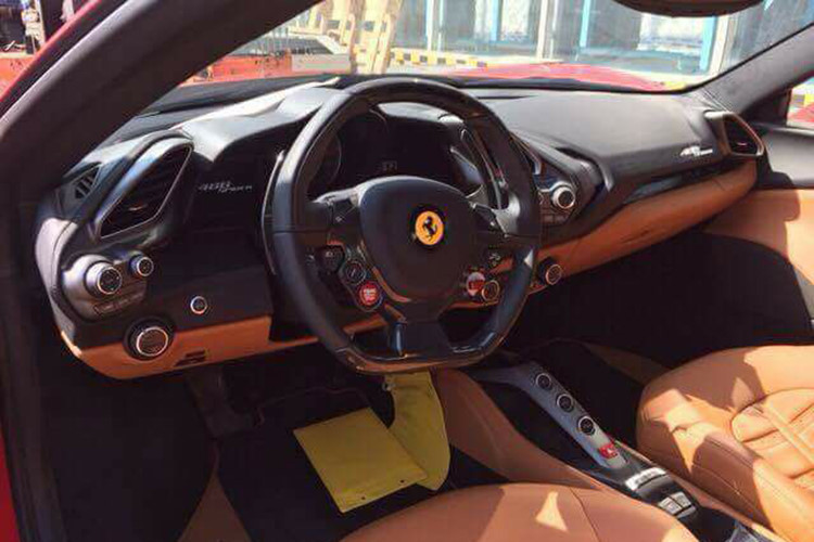 Cảnh sát Hà Nội tóm sống siêu xe Ferrari 488 GTB 15 tỷ